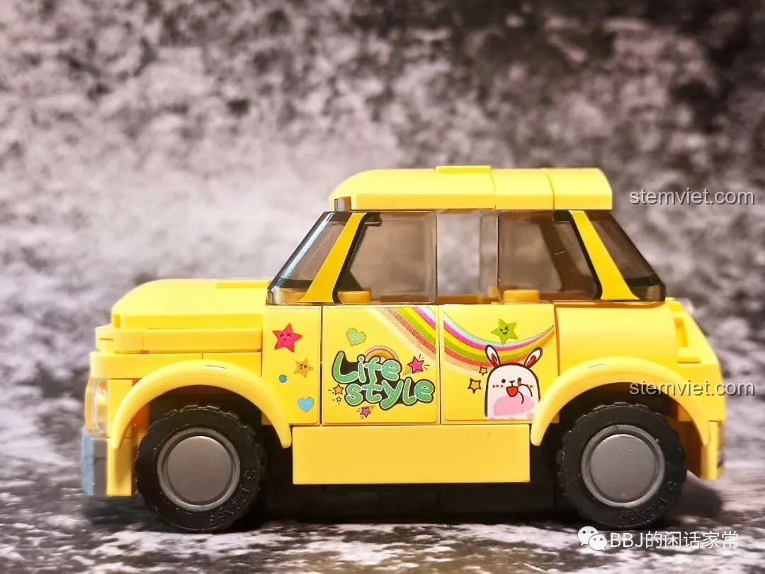 Góc chụp bên hông của mô hình Xe Fiat 500 SY 5006, khoe trọn bộ sticker 