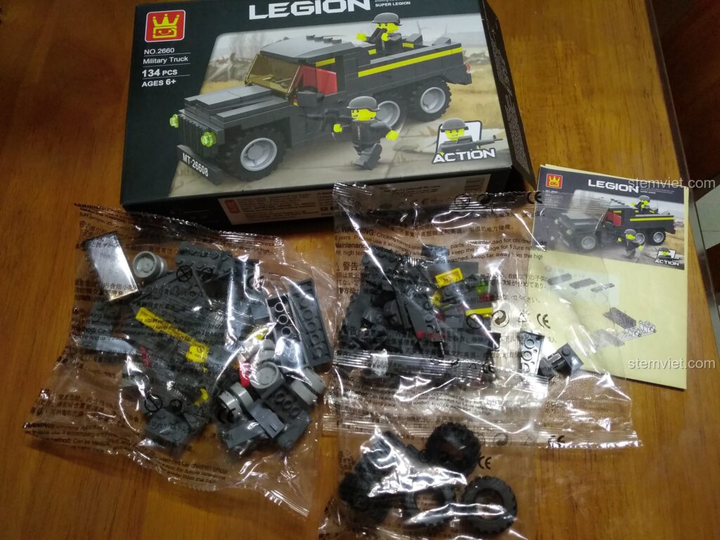 Hộp bộ lắp ráp Xe Tải Quân Sự Legion MT-2660 của WANGE, kèm theo các túi chi tiết và sách hướng dẫn.