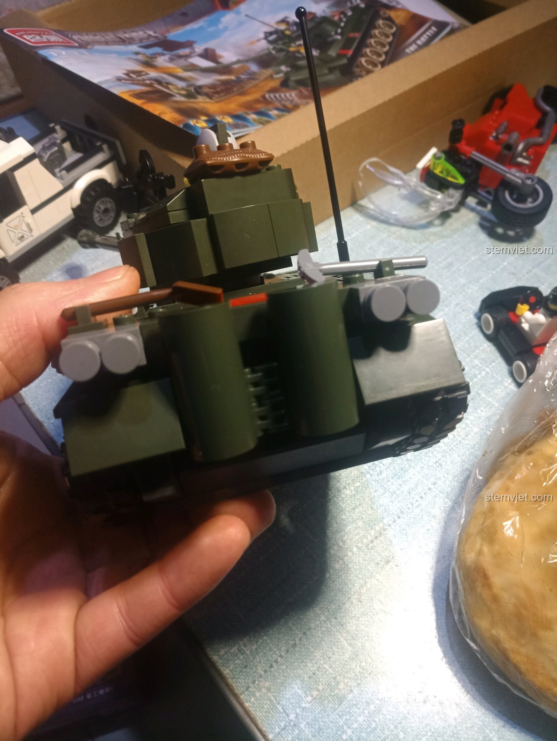 Cận cảnh phần đuôi xe tăng Enlighten 1711, làm nổi bật bộ lọc khí thải.