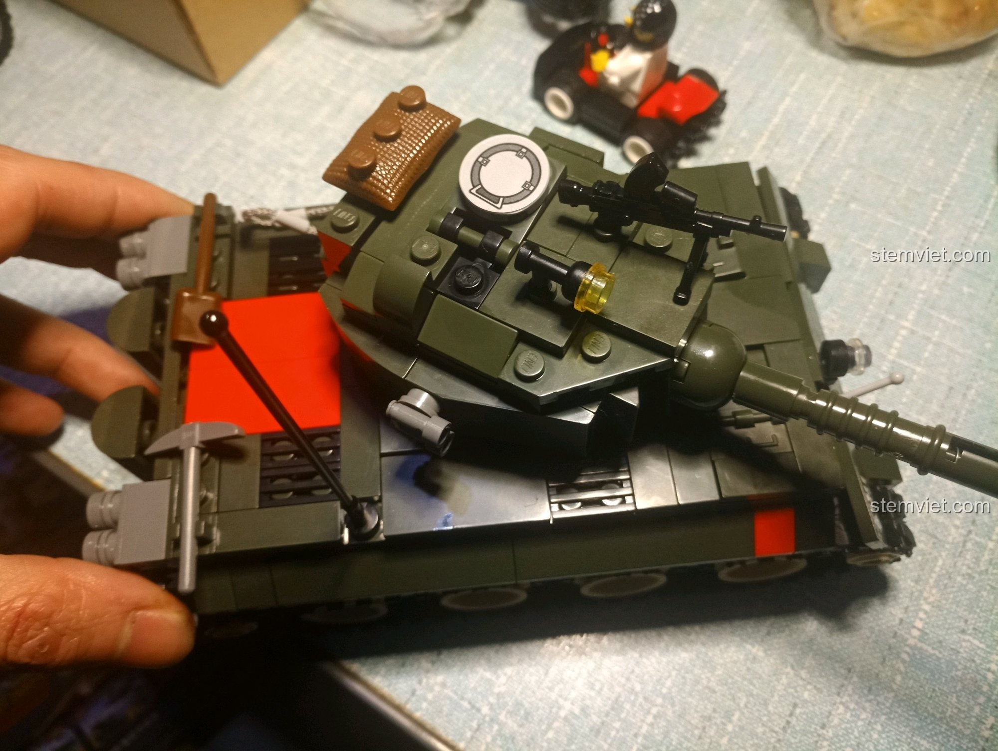 Cận cảnh phần thân trên của xe tăng Enlighten 1711 với các chi tiết vũ khí.