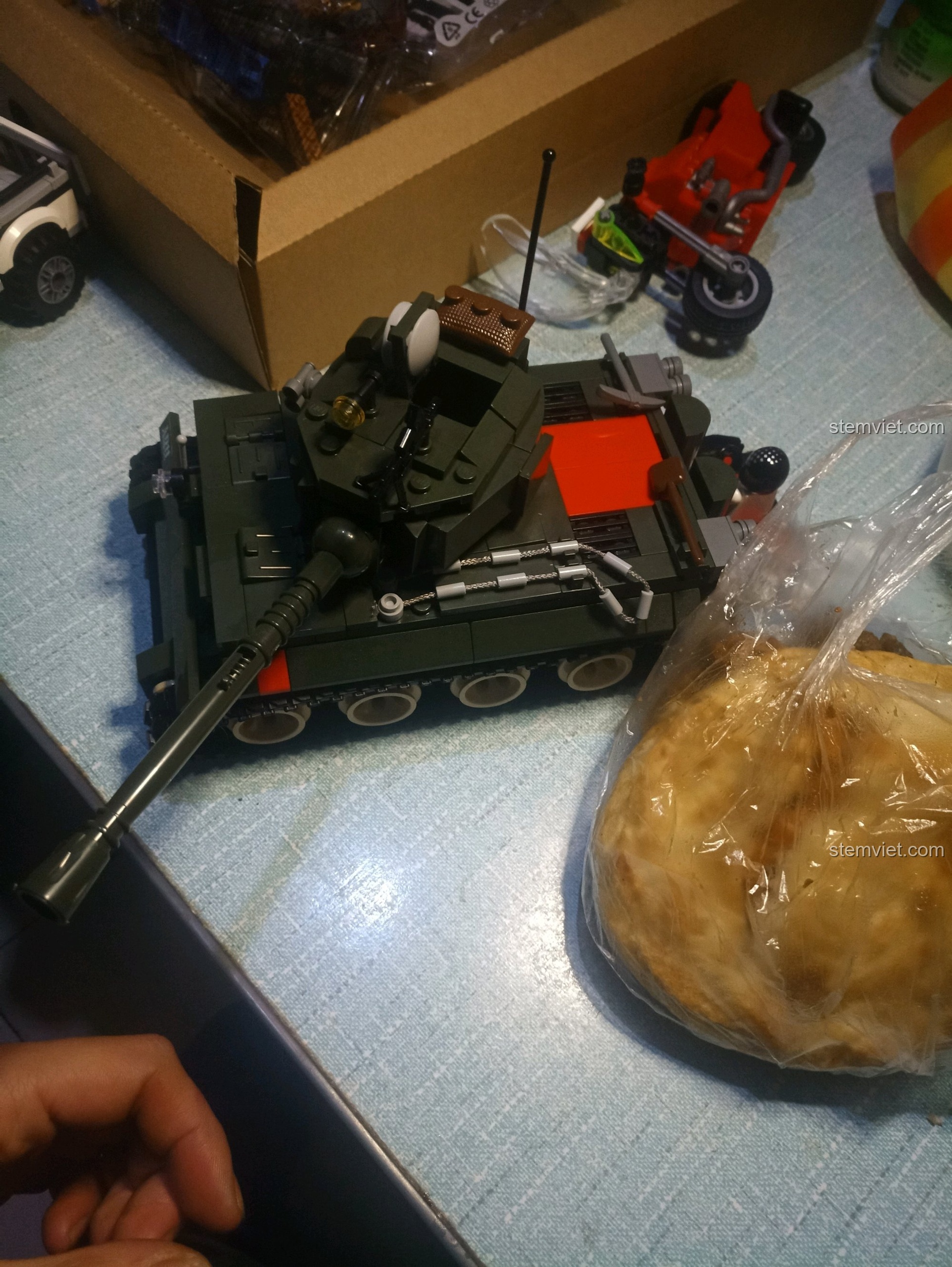 Mô hình xe tăng Enlighten 1711 đã lắp ráp trên bàn.