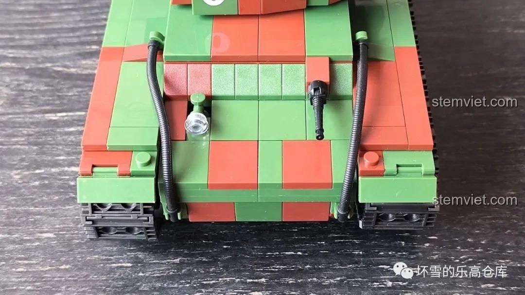 Chi tiết mặt trước của xe tăng KV-1 QUANGUAN, tập trung vào đèn pha và các chi tiết nhỏ.