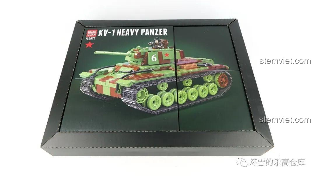 Hộp bộ lắp ráp Xe tăng KV-1 QUANGUAN mở ra, lộ 4 hộp nhỏ bên trong được phân chia gọn gàng.