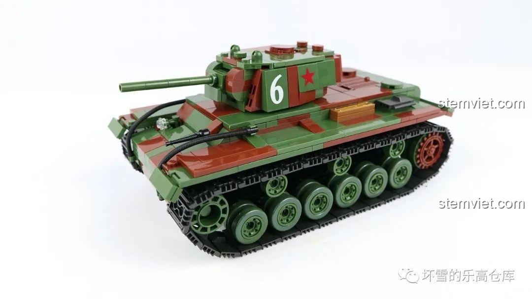 Mô hình xe tăng hạng nặng KV-1 QUANGUAN đã hoàn thiện, trưng bày trên bàn với vẻ ngoài mạnh mẽ.