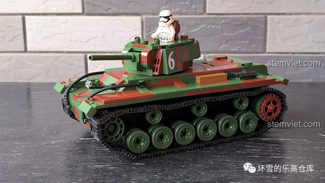 Mô hình xe tăng KV-1 QUANGUAN với một minifigure lính, thể hiện tỷ lệ cân đối của mô hình.