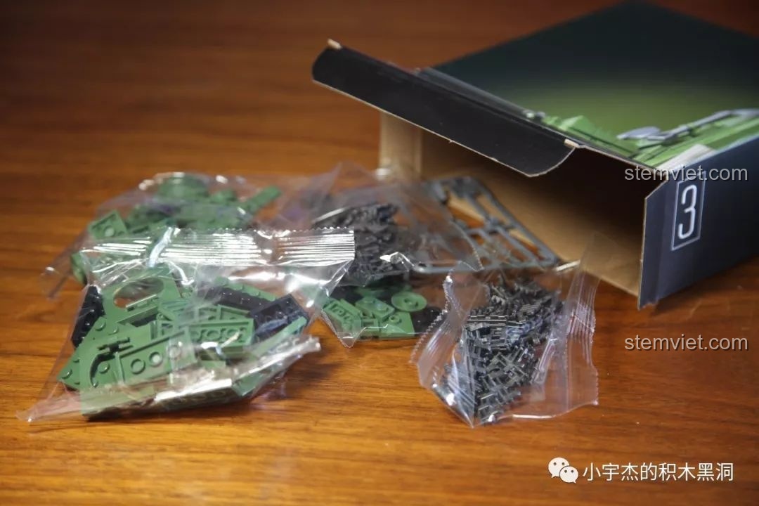 Các mảnh xích nhỏ và chi tiết hơn trong bộ lắp ráp Xe Tăng Sherman M4A1 100081, tạo sự khác biệt.