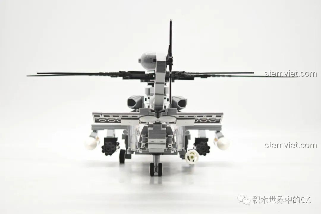 Góc nhìn trực diện của bộ lắp ráp Z-20 Thần Ưng 202229 giá rẻ, khoe vẻ hầm hố và vũ khí hai bên.