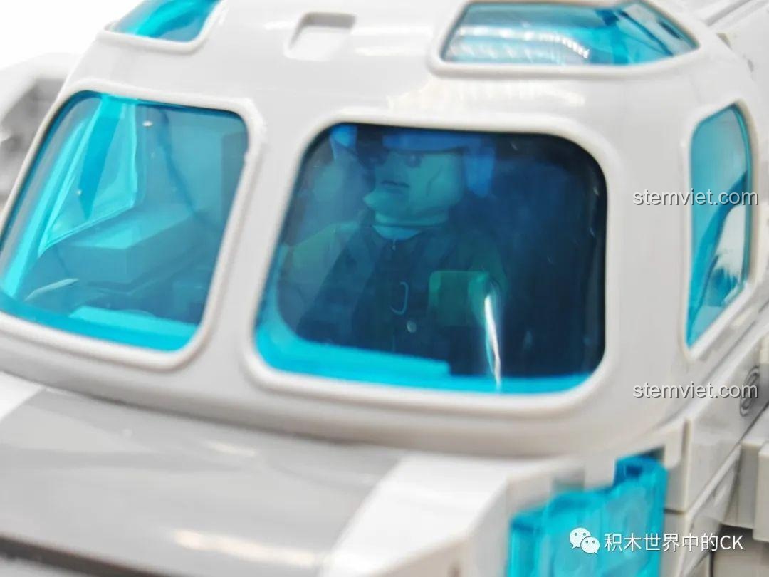 Minifigure phi công ngồi trong buồng lái của bộ lắp ráp Z-20 Thần Ưng 202229, sẵn sàng cho chuyến bay.