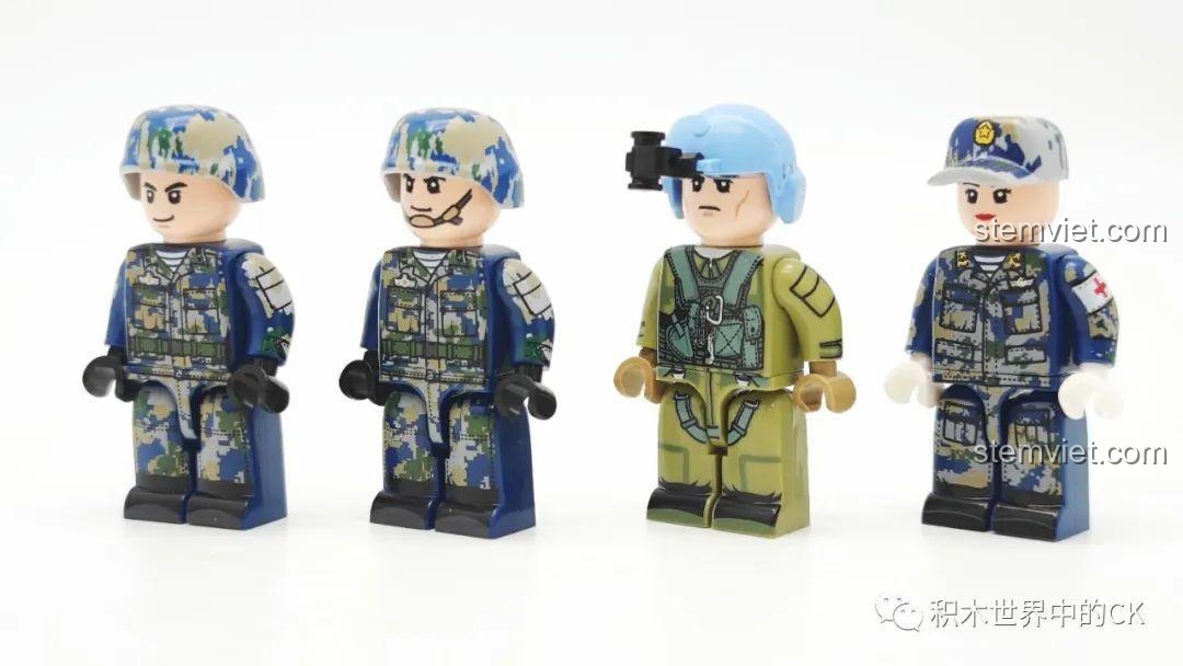 Cận cảnh mặt trước của 4 minifigure trong bộ lắp ráp Z-20 Thần Ưng SEMBO, chi tiết in sắc nét và đẹp mắt.