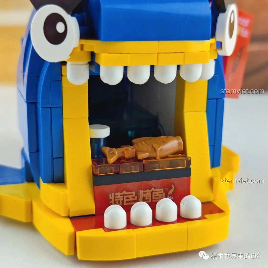 Chi tiết biển hiệu và mắt của mô hình lắp ráp Zhe Gao Phố Ẩm Thực CW6001 Cửa hàng cá nướng, sống động.