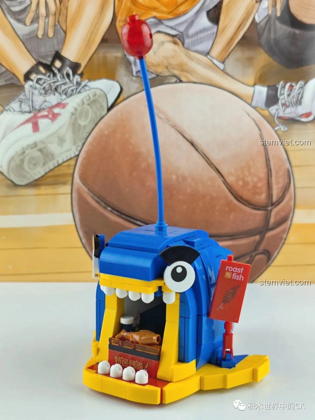 Góc nhìn cận cảnh mô hình lắp ráp Zhe Gao Phố Ẩm Thực CW6001 Cửa hàng cá nướng, chi tiết mắt và đèn lồng.