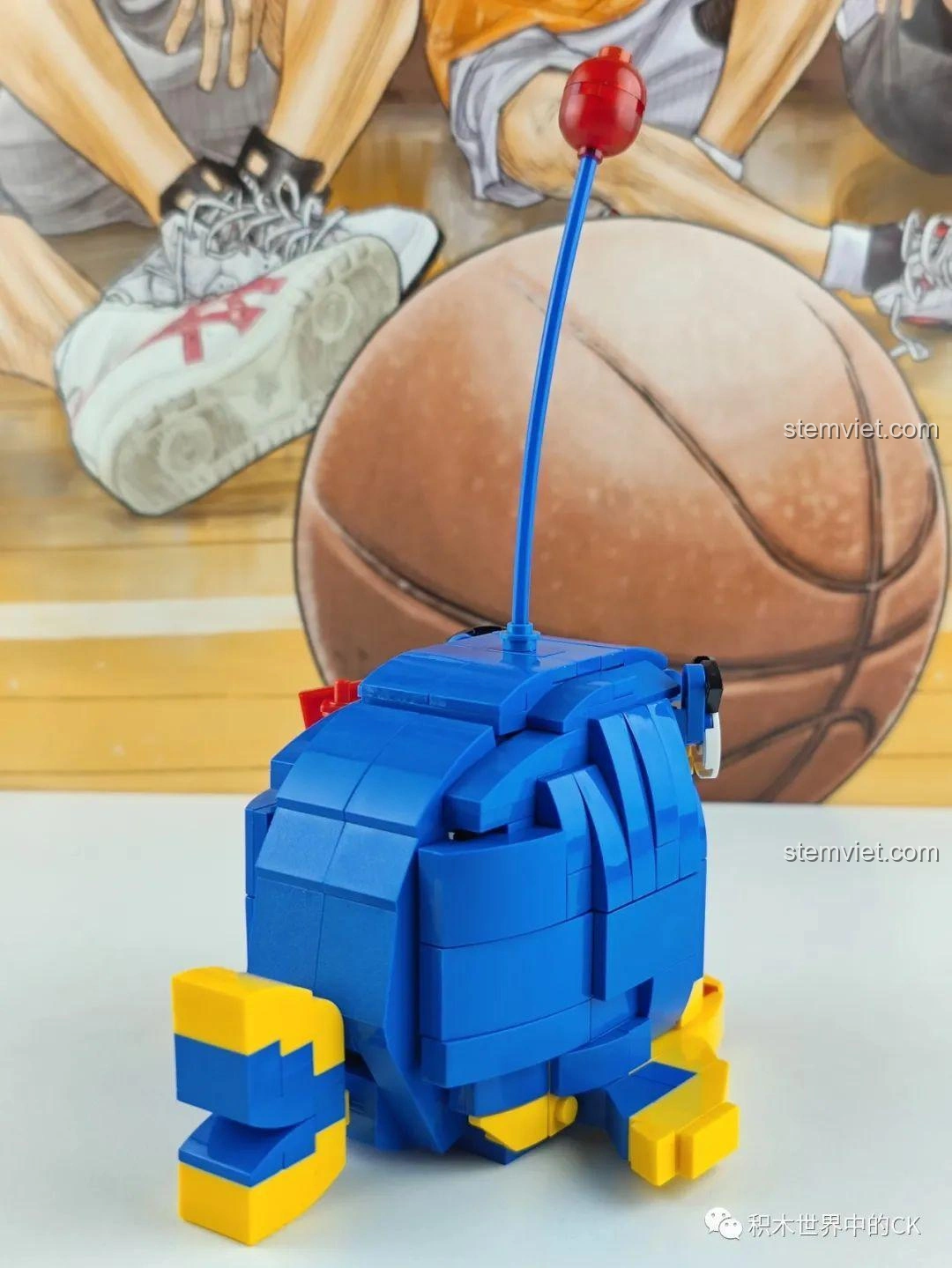 Góc nghiêng mô hình lắp ráp Zhe Gao Phố Ẩm Thực CW6001 Cửa hàng cá nướng, hình dáng chú cá, chi tiết bên hông.