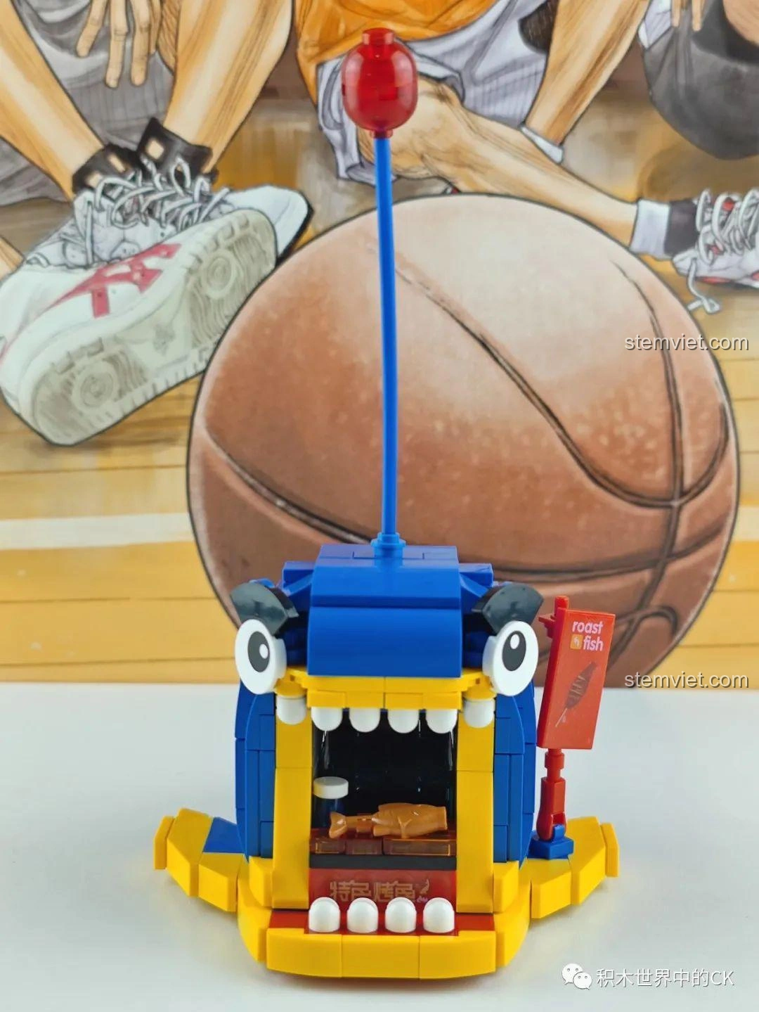 Mặt sau mô hình lắp ráp Zhe Gao Phố Ẩm Thực CW6001 Cửa hàng cá nướng, cấu trúc chắc chắn, chi tiết ẩn.