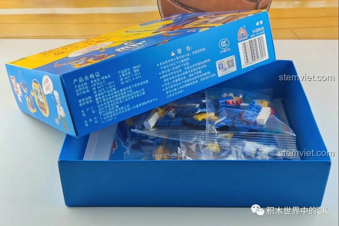 Bên trong hộp bộ lắp ráp Zhe Gao Phố Ẩm Thực CW6001 Cửa hàng cá nướng, các mảnh ghép được đóng gói gọn gàng.