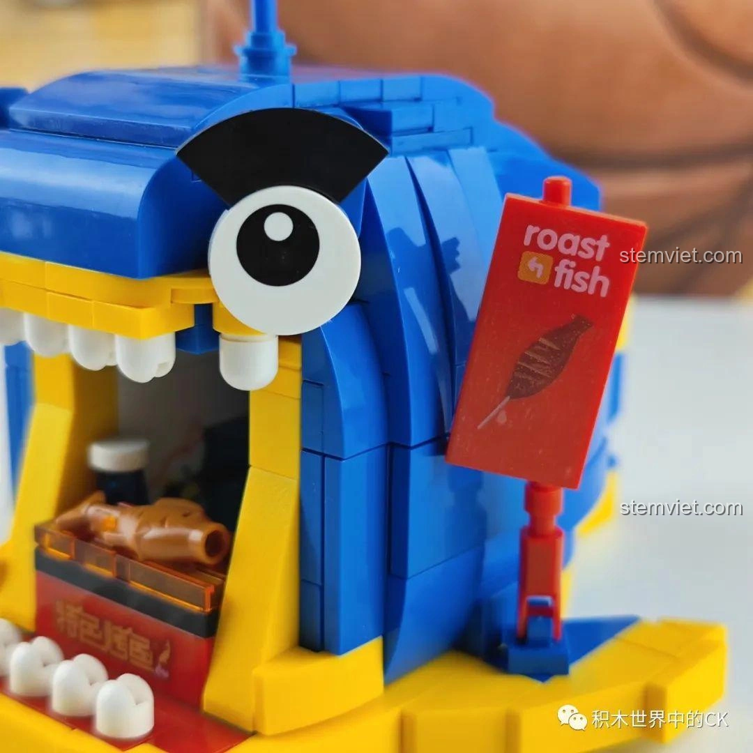 Mô hình lắp ráp Zhe Gao Phố Ẩm Thực CW6001 Cửa hàng cá nướng mở ra, hiển thị không gian bếp bên trong.