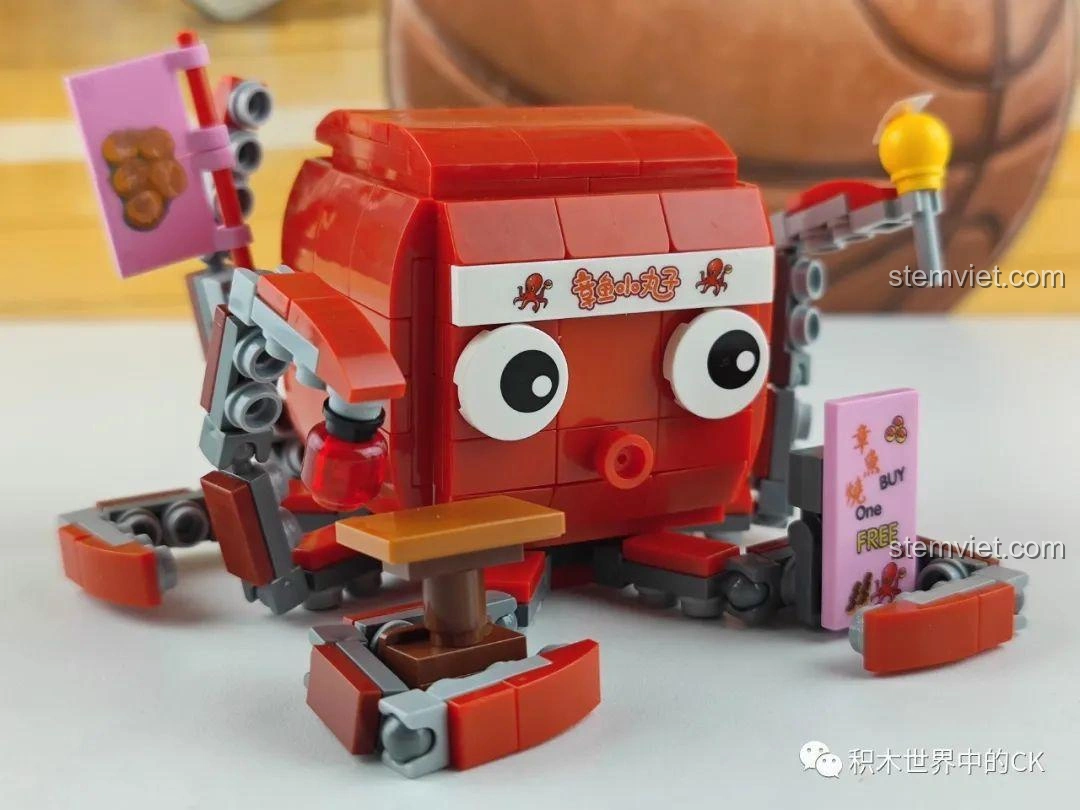 Chi tiết biển hiệu và các vật trang trí nhỏ trên mô hình lắp ráp Zhe Gao Phố Ẩm Thực CW6002 Cửa hàng bạch tuộc nướng.