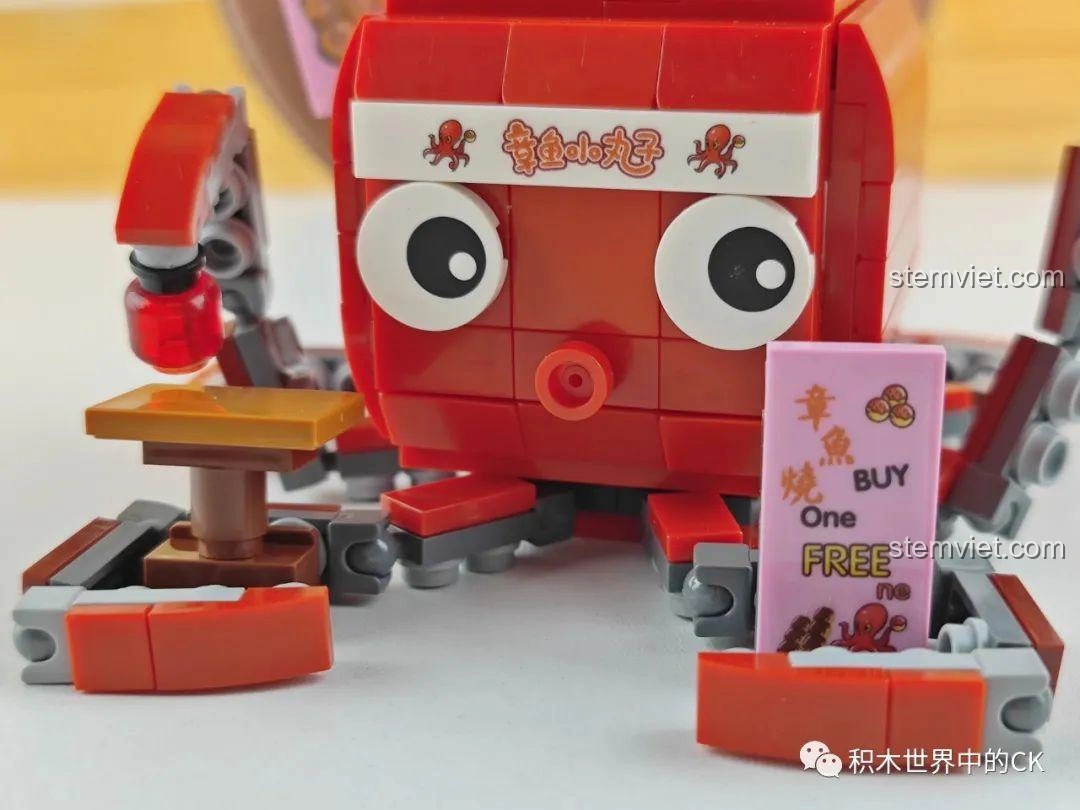 Chi tiết các xúc tu của mô hình lắp ráp Zhe Gao Phố Ẩm Thực CW6002 Cửa hàng bạch tuộc nướng, linh hoạt.