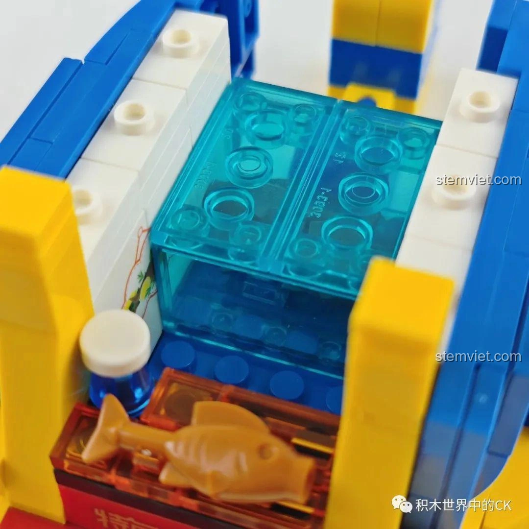 Mặt sau mô hình lắp ráp Zhe Gao Phố Ẩm Thực CW6002 Cửa hàng bạch tuộc nướng, cấu trúc vững chắc.