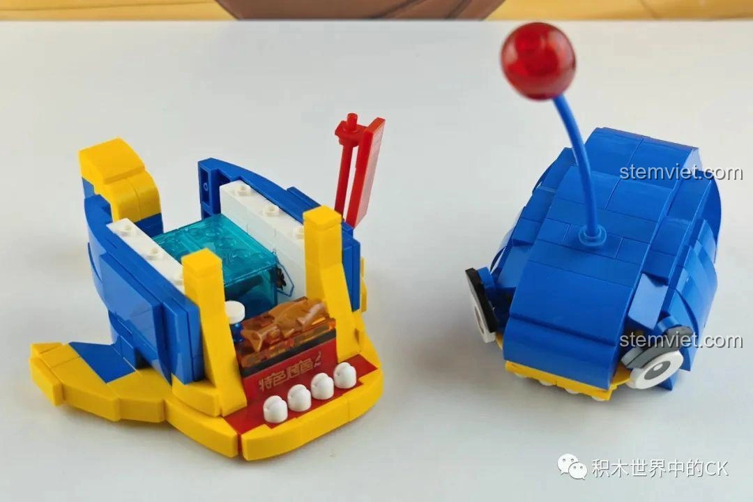 Mặt trước mô hình lắp ráp Zhe Gao Phố Ẩm Thực CW6002 Cửa hàng bạch tuộc nướng, chi tiết mắt và xúc tu.