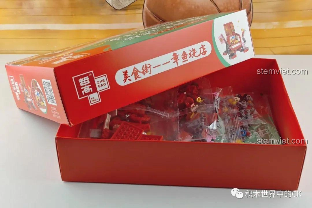 Bên trong hộp bộ lắp ráp Zhe Gao Phố Ẩm Thực CW6002 Cửa hàng bạch tuộc nướng, sẵn sàng để lắp ráp.