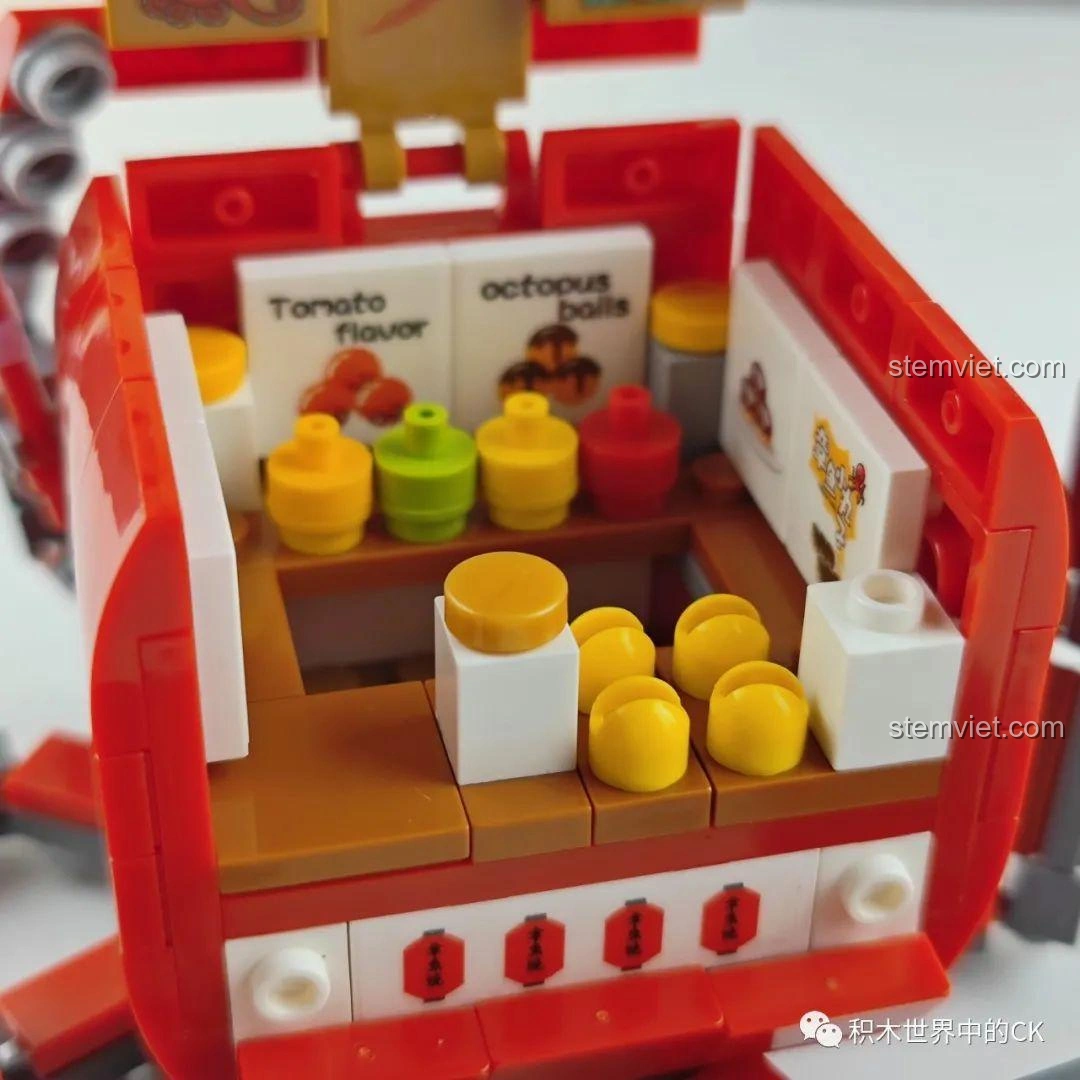 Chi tiết chiếc càng của mô hình lắp ráp Zhe Gao Phố Ẩm Thực CW6003 Cửa hàng tôm hùm đất, linh hoạt.