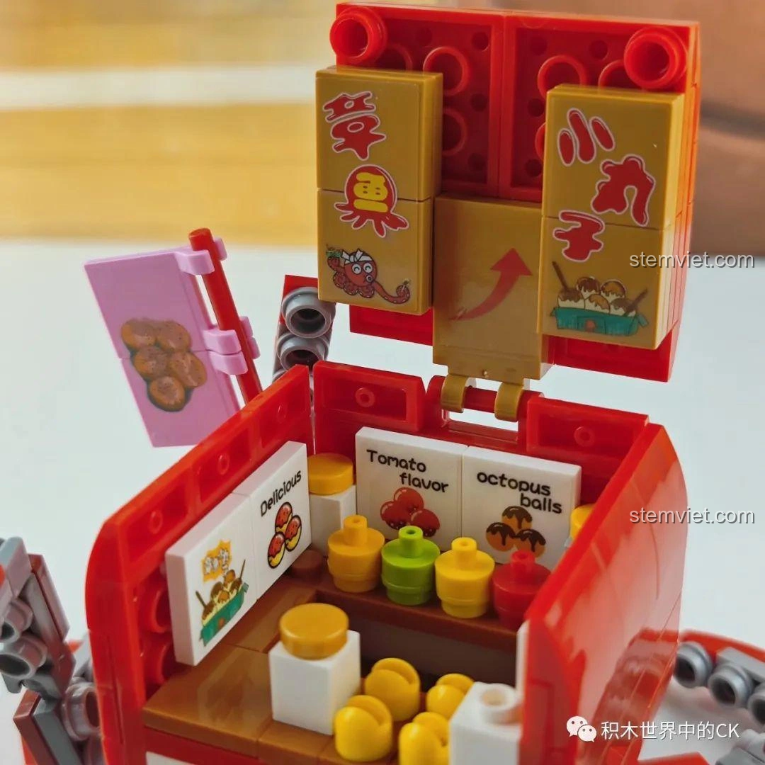 Chi tiết biển hiệu và chân đế của mô hình lắp ráp Zhe Gao Phố Ẩm Thực CW6003 Cửa hàng tôm hùm đất, tỉ mỉ.