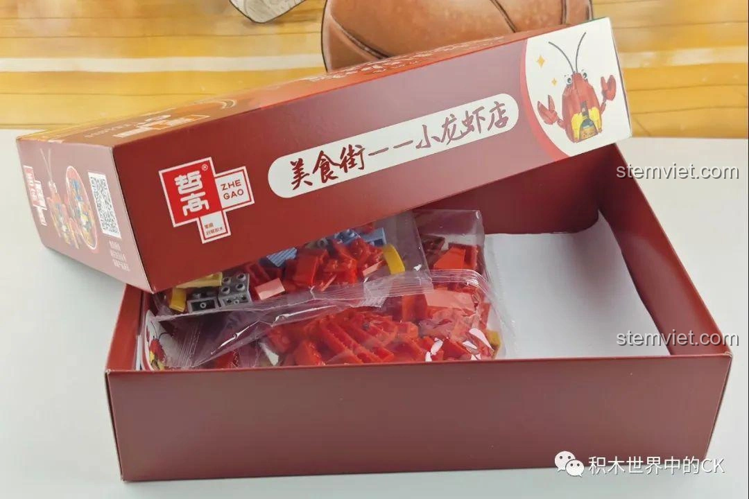 Bên trong hộp bộ lắp ráp Zhe Gao Phố Ẩm Thực CW6003 Cửa hàng tôm hùm đất, các túi mảnh ghép được sắp xếp gọn gàng.