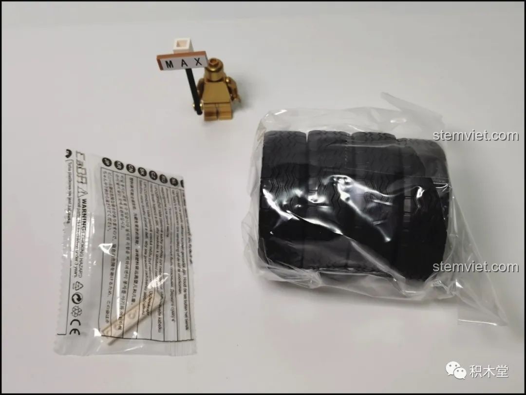 Bộ lốp xe và một số chi tiết đặc biệt của mô hình Humvee C61027 được đóng gói riêng để đảm bảo chất lượng.