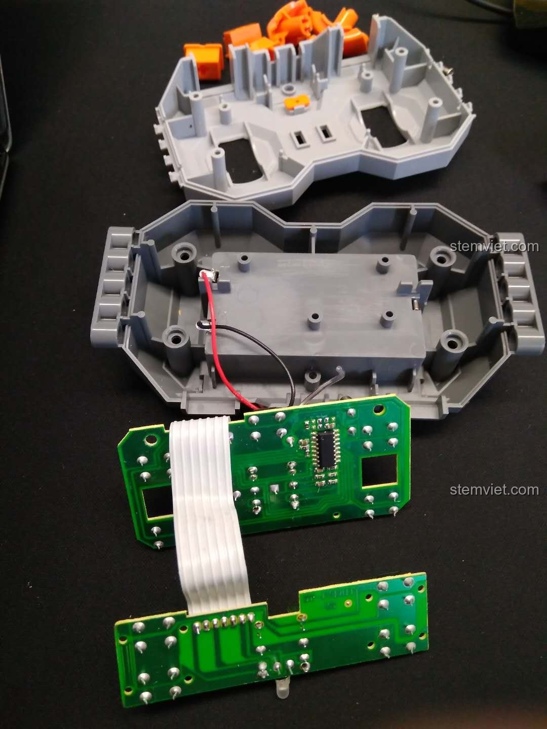 Bo mạch chủ của bộ điều khiển robot CaDA C51027 với các nút bấm và dây cáp.