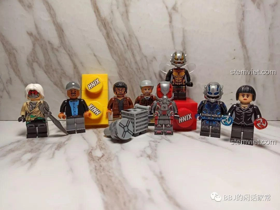 Toàn bộ 8 minifigure trong bộ XINH X0224 Ant-Man 2, bao gồm Louis, Hank Pym, Wasp, Goliath, và Bill Foster, trưng bày đẹp mắt.