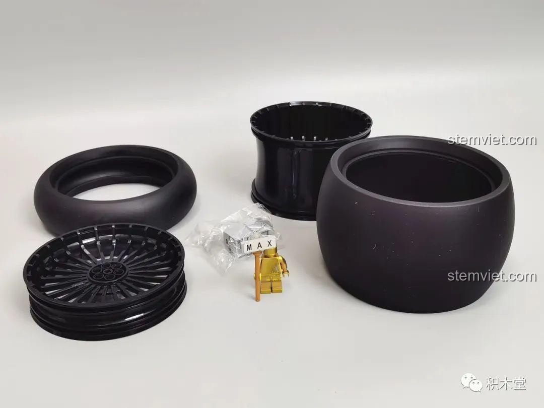 Các bộ phận của bánh xe sau siêu rộng của mô hình Mô tô Phantom Đêm 672110 trước khi lắp ráp.