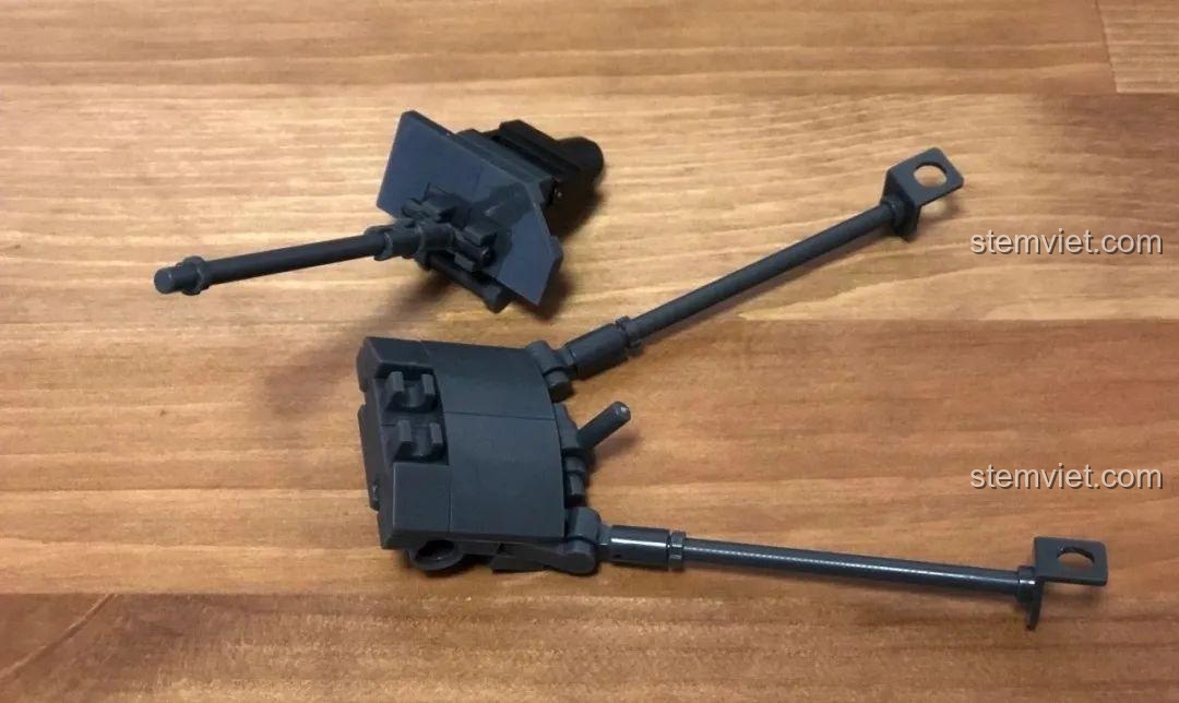 Các bộ phận của khẩu pháo dã chiến trong bộ đồ chơi Căn cứ quân Đức ở Normandy cho con trai.