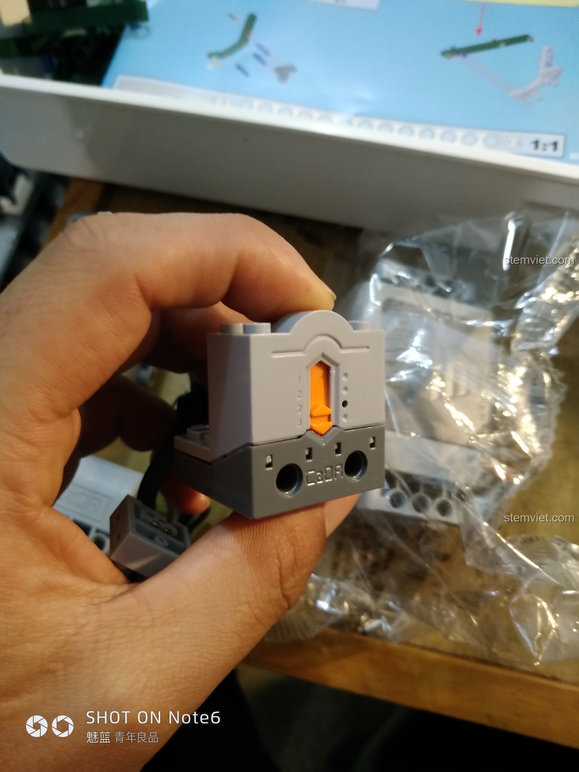 Trọn bộ Power Functions đi kèm bộ lắp ráp Mô tô có thùng xe quân sự CaDA, bao gồm động cơ, điều khiển và hộp pin.