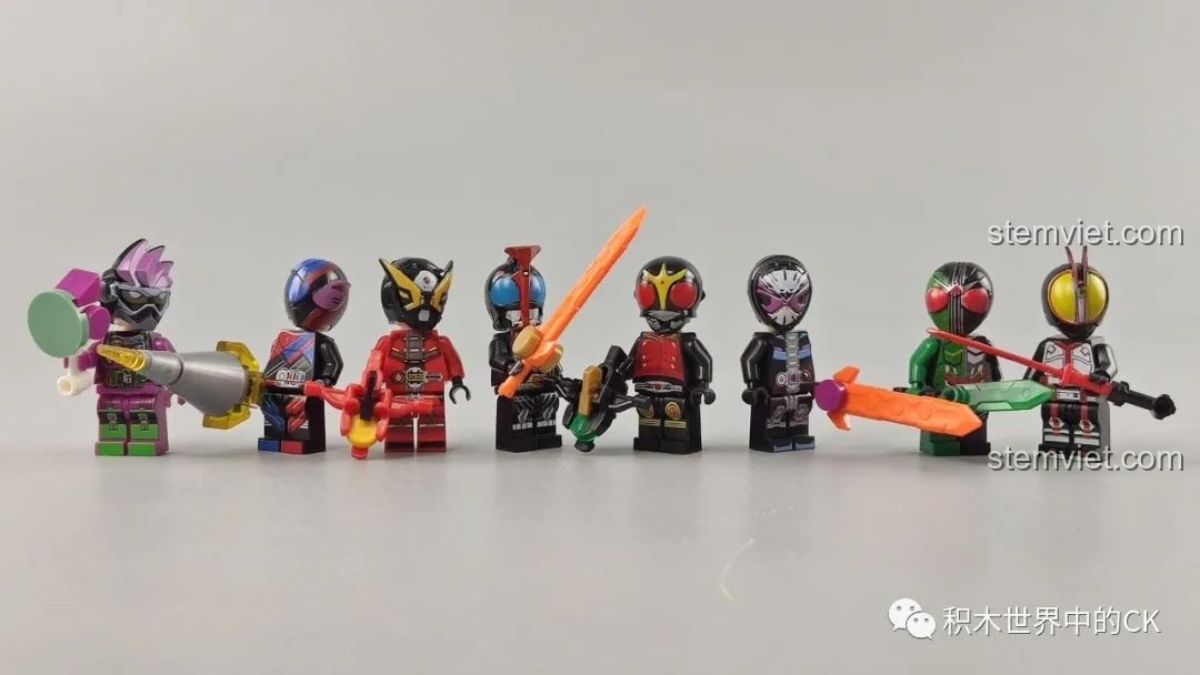 Toàn bộ 8 minifigure từ bộ lắp ghép Kamen Rider 818 82232 xếp hàng ngang, một bộ sưu tập đầy đủ và ấn tượng.