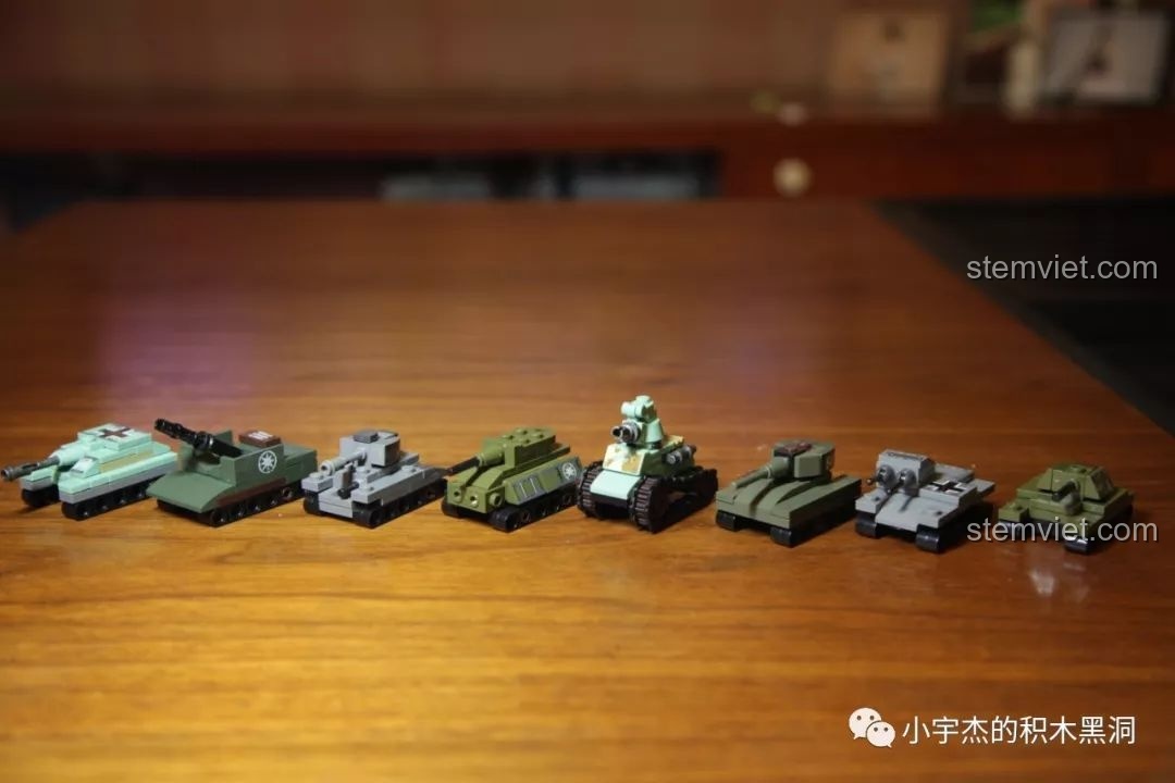 Toàn cảnh 8 mô hình xe tăng mini thuộc series Đế Chế Thép của SEMBO được xếp hàng ngang trên bàn gỗ.