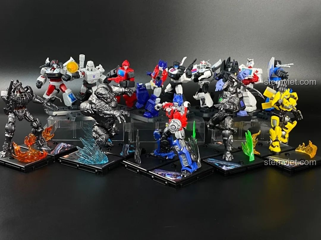 Toàn bộ các mô hình BLOKEES Transformers Beyond Series trên đế trưng bày, sẵn sàng cho trận chiến.