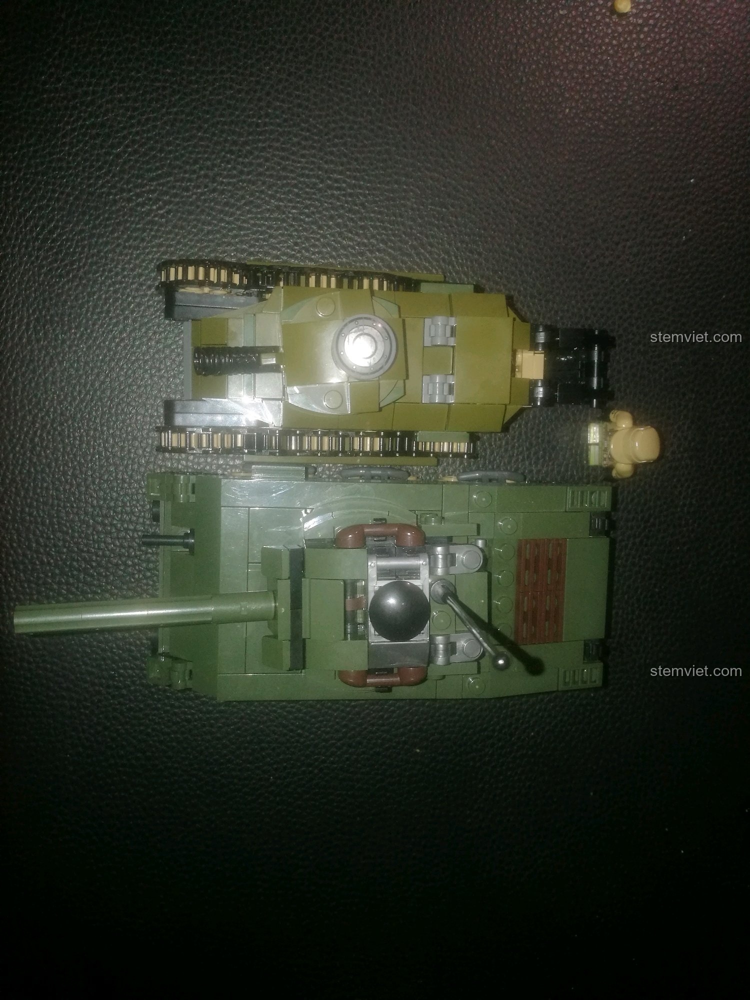 Hai mô hình xe tăng SEMBO đặt cạnh nhau, một sự bổ sung tuyệt vời cho bất kỳ bộ sưu tập đồ chơi quân sự nào.