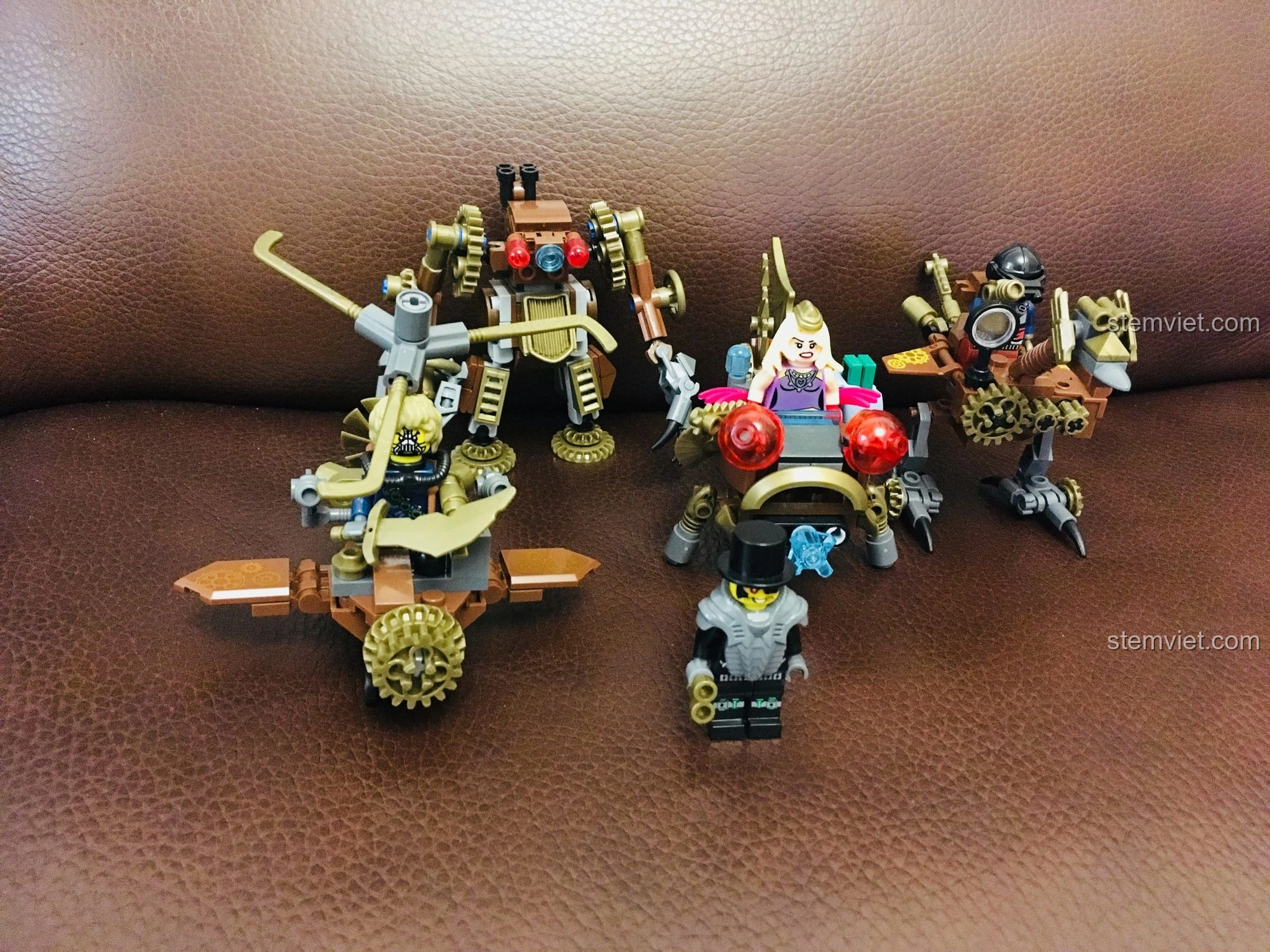 Toàn bộ 4 mô hình lắp ráp chính từ bộ Kaizhi City of Machines, bao gồm mech, chim, máy bay và cá, cùng một minifigure.