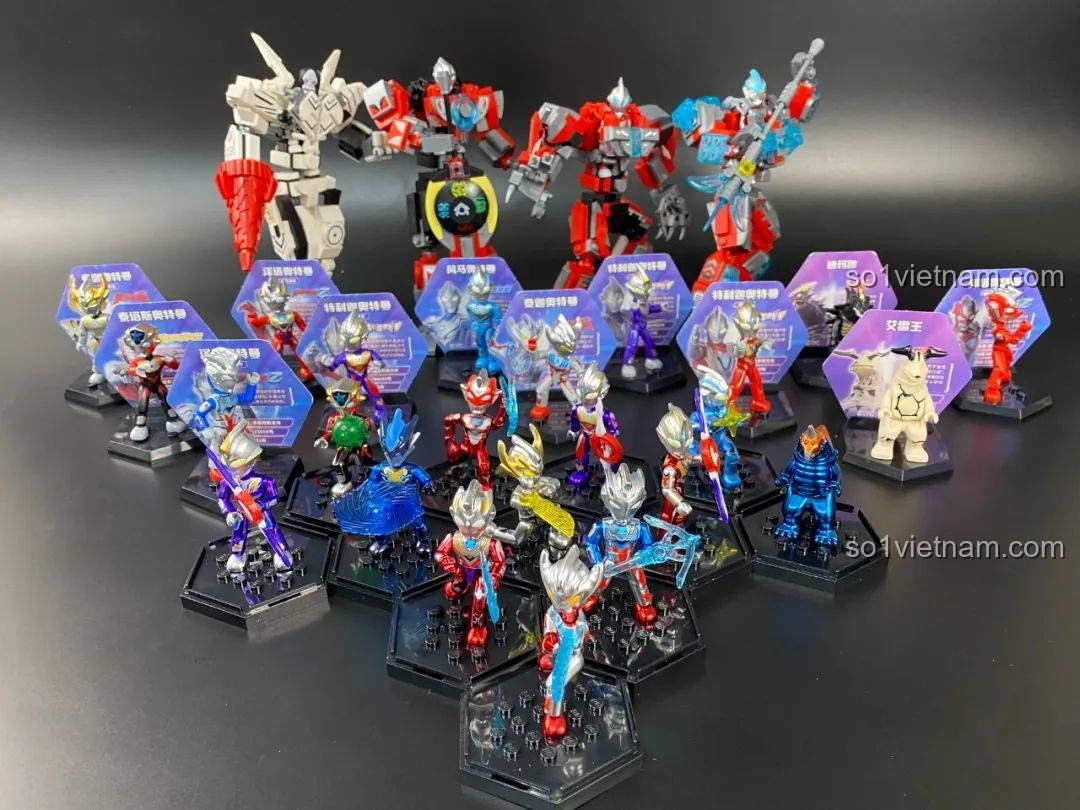 Toàn bộ bộ sưu tập Mecha và figure Ultraman của Qman được trưng bày cùng nhau, tạo thành một thế giới Ultraman thu nhỏ.