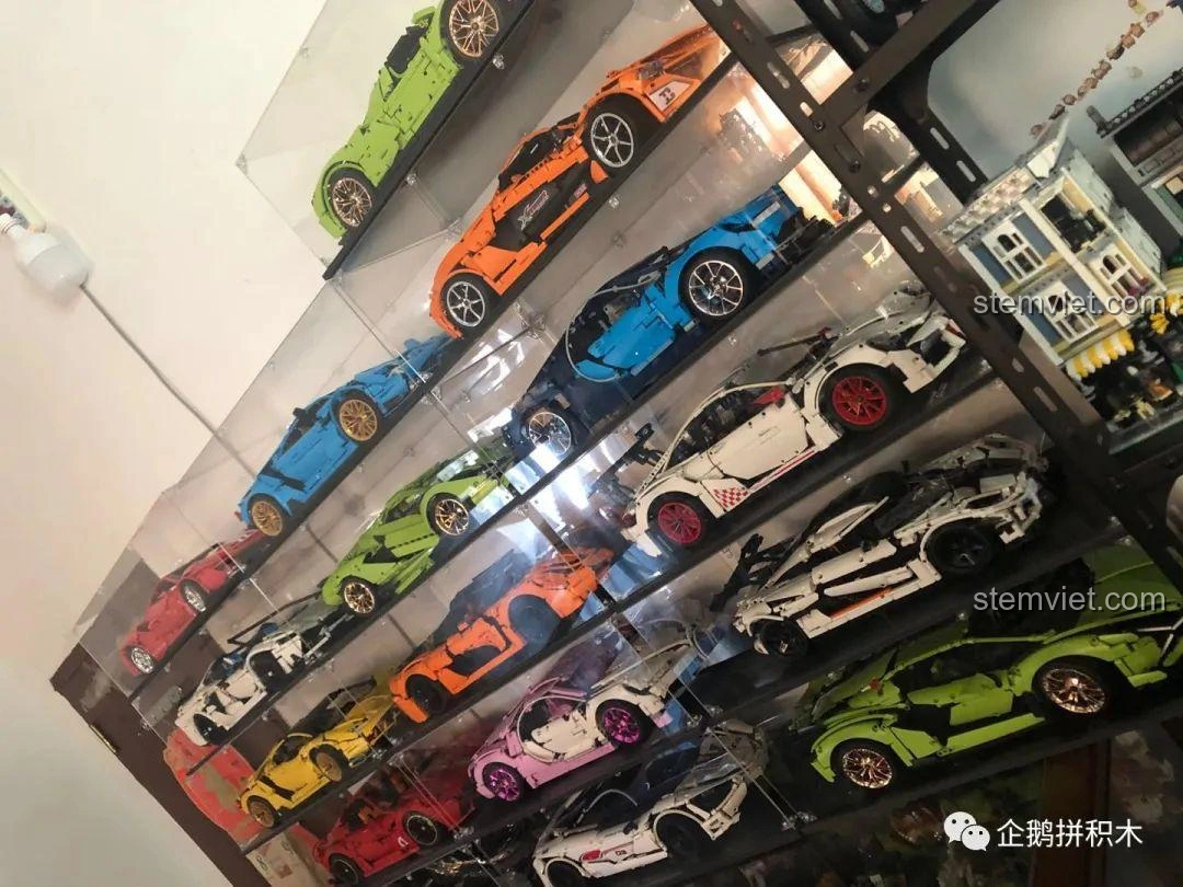 Góc chụp cận cảnh bộ sưu tập xe đua lắp ráp, thể hiện chi tiết và độ chân thực của từng mô hình.
