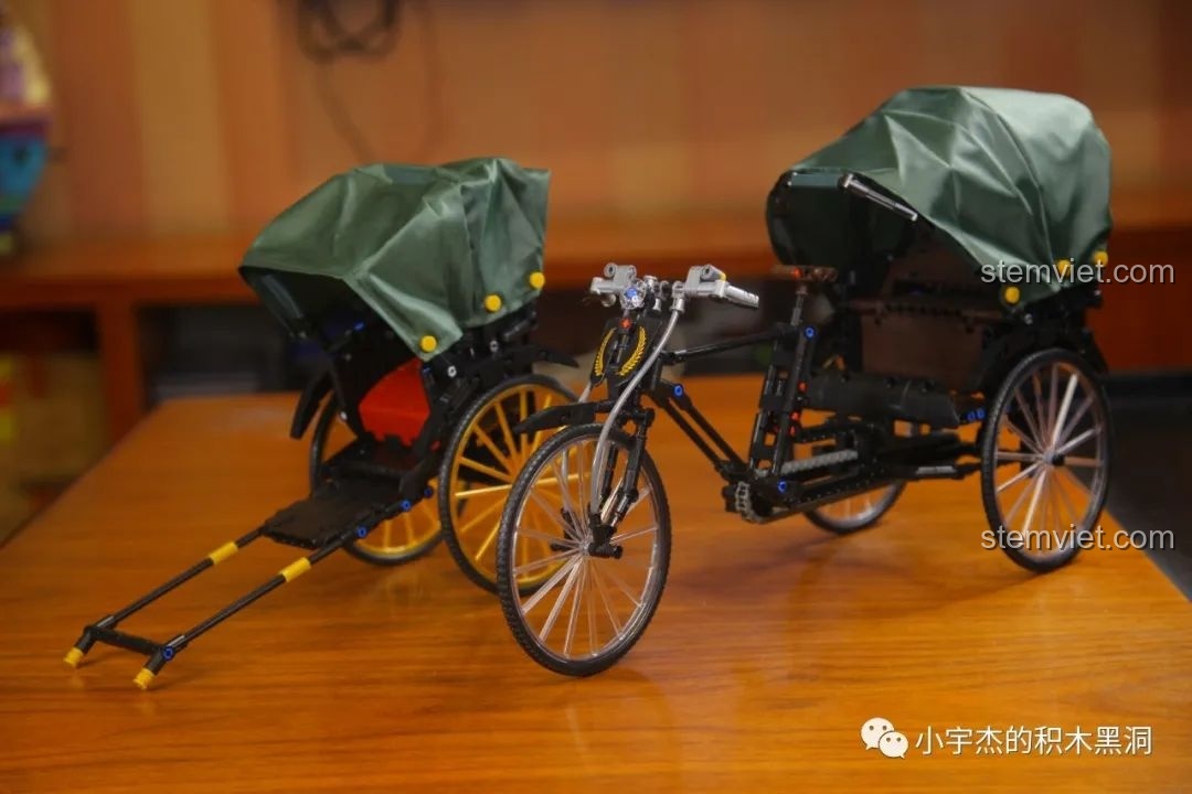 Hai mô hình xe kéo và xe xích lô AchKo 50015 được đặt cạnh nhau để so sánh chi tiết.