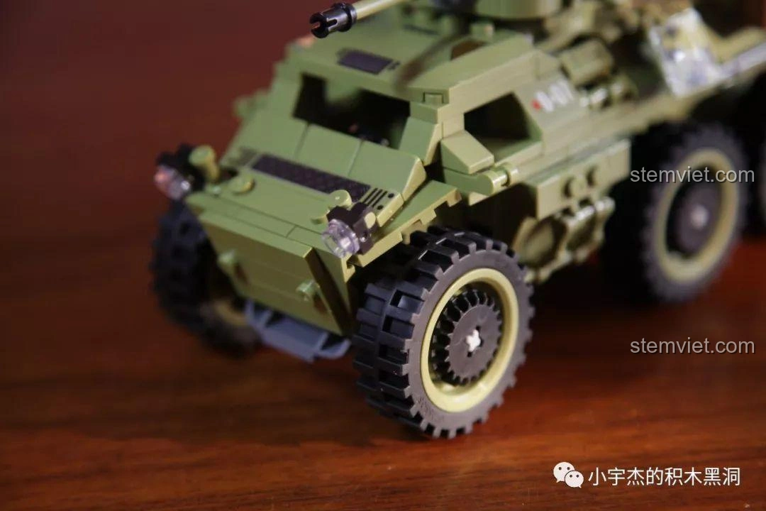 Góc nhìn khác của bộ sưu tập Panlos Brick 631007, với xe bọc thép, pháo và lính.