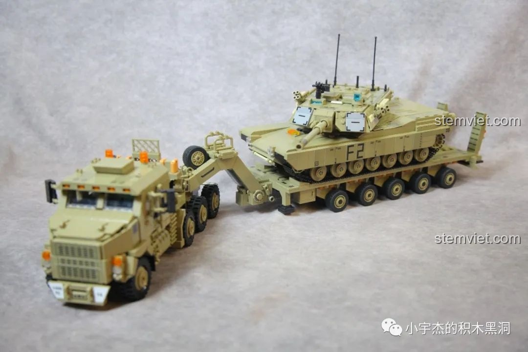 Bộ sưu tập các mô hình quân sự của Panlos Brick, bao gồm M1070, M983 và JLTV.