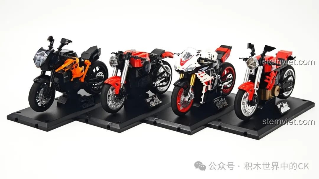Bốn mô hình xe máy SEMBO BK2 được đặt trên đế trưng bày riêng, sẵn sàng để trang trí góc học tập của bé.