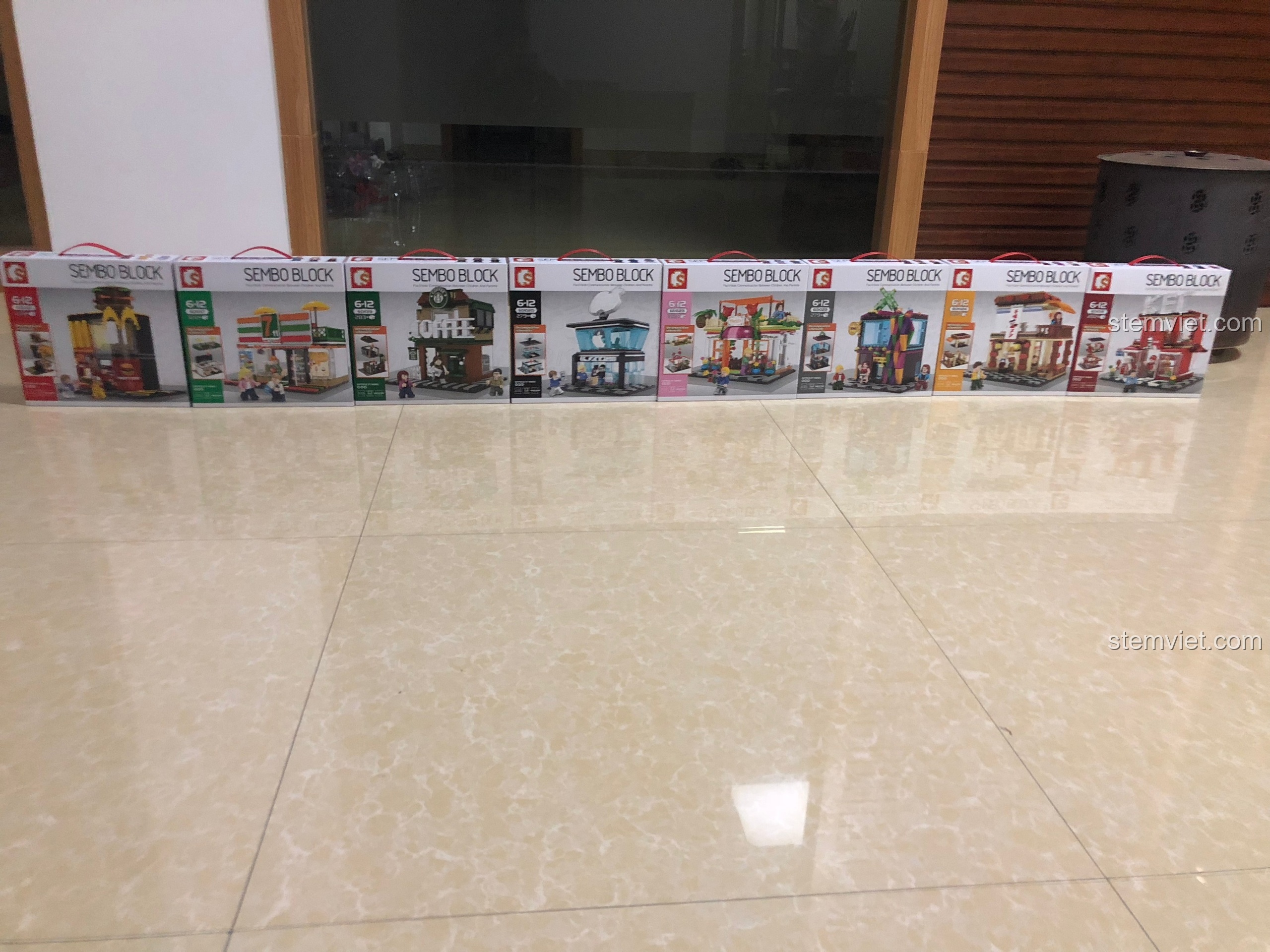 Toàn cảnh bộ sưu tập đồ chơi lắp ghép Sembo Street View với 8 hộp sản phẩm xếp thành một hàng dài trên sàn nhà.
