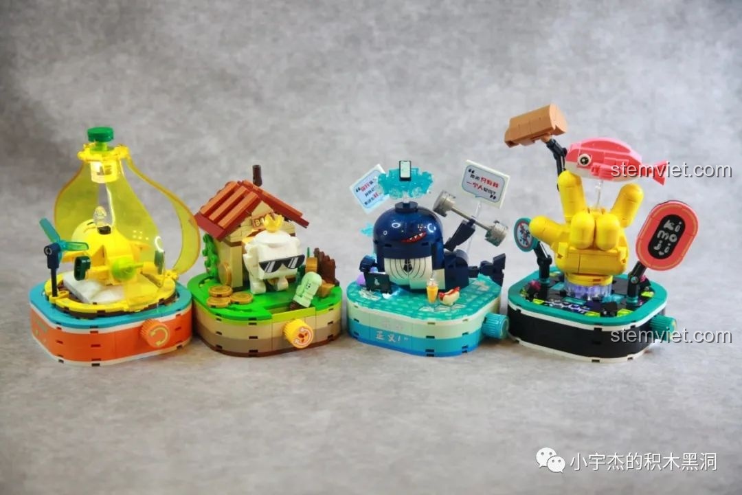 Toàn bộ bốn mô hình SEMBO Tinh Linh Chơi Chữ được chụp từ góc cao, làm nổi bật sự sáng tạo của bộ sưu tập.