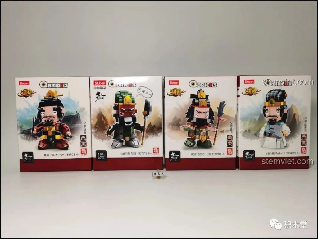 Bộ sưu tập 4 hộp đồ chơi lắp ráp Sluban Q-Bricks Tam Quốc, bao gồm Lưu Bị, Quan Vũ, Trương Phi và Gia Cát Lượng.