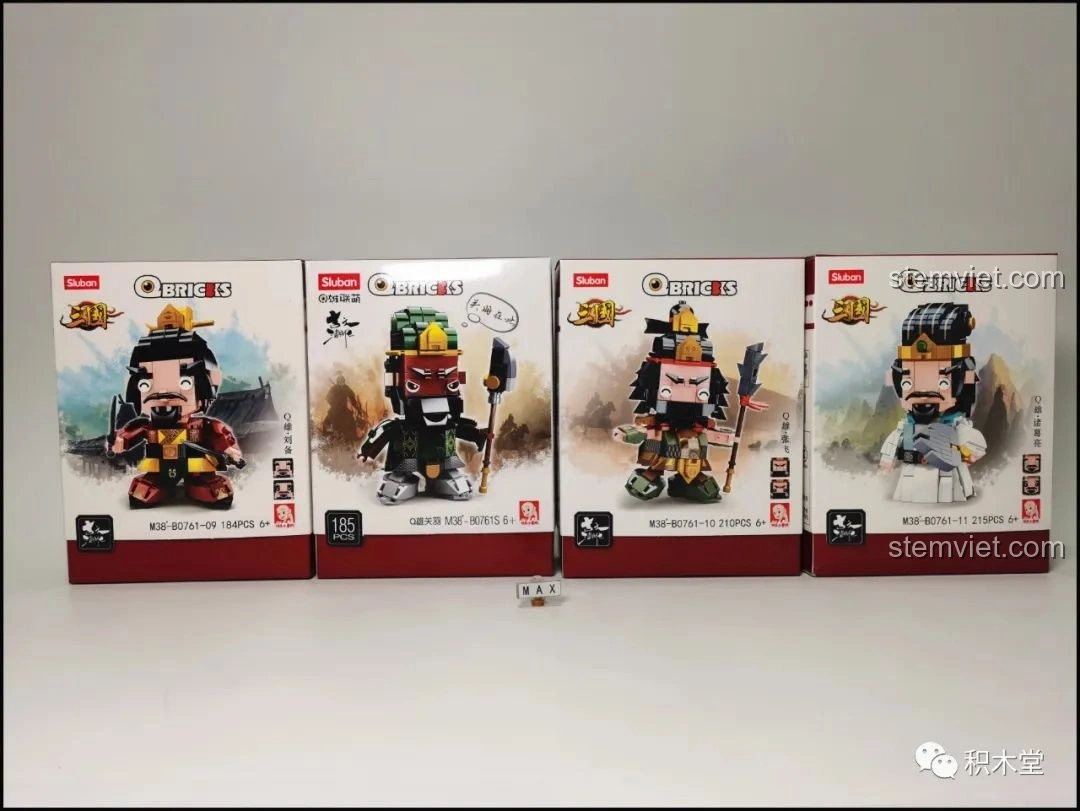 Bộ sưu tập 4 hộp đồ chơi lắp ráp Sluban Q-Bricks Tam Quốc, bao gồm Lưu Bị, Quan Vũ, Trương Phi và Gia Cát Lượng.