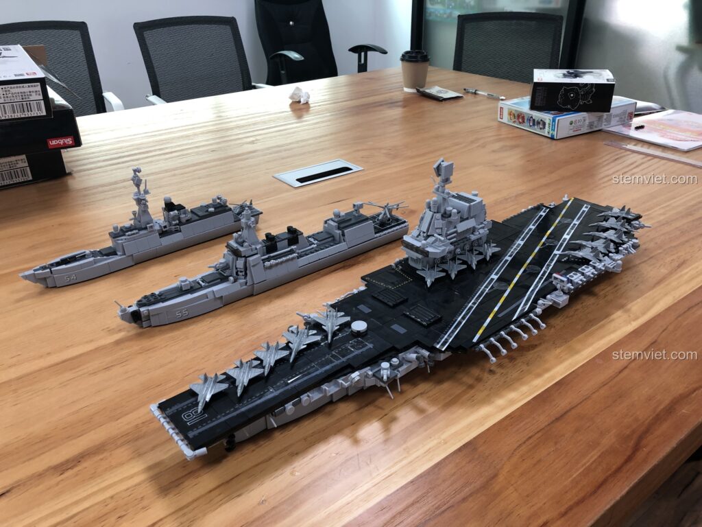 Toàn cảnh bộ sưu tập mô hình tàu chiến Hải quân Trung Quốc Sluban 1:450 sau khi lắp ráp, gồm tàu sân bay, tàu khu trục và tàu hộ vệ.