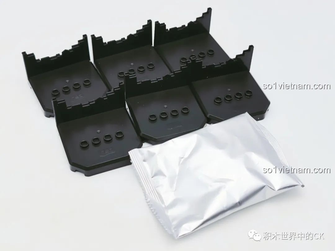 Túi bạc chứa các chi tiết nhỏ và thẻ bài của Bộ Sưu Tập Ultraman 2023 Phiên Bản Đặc Biệt.